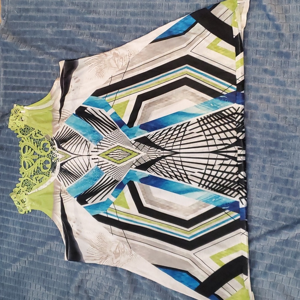 Beautiful Sleeveless Blouse by Avenue. Size 26/28.